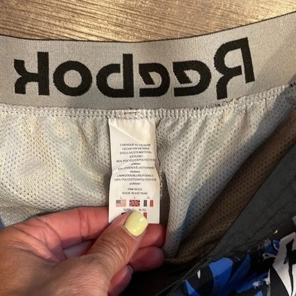 Reebok Hybrid shorts color is hero yellow - Picture 2 of 4